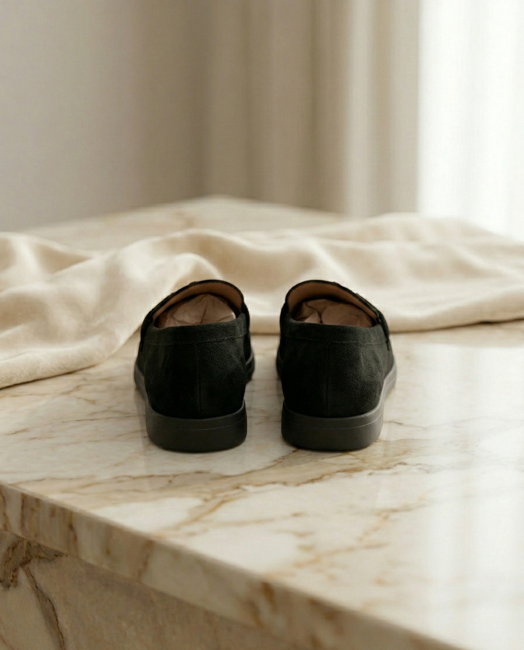 Mocassin Femme Suédine Noire - Modèle Obsidian avec Mors Cadenas Doré