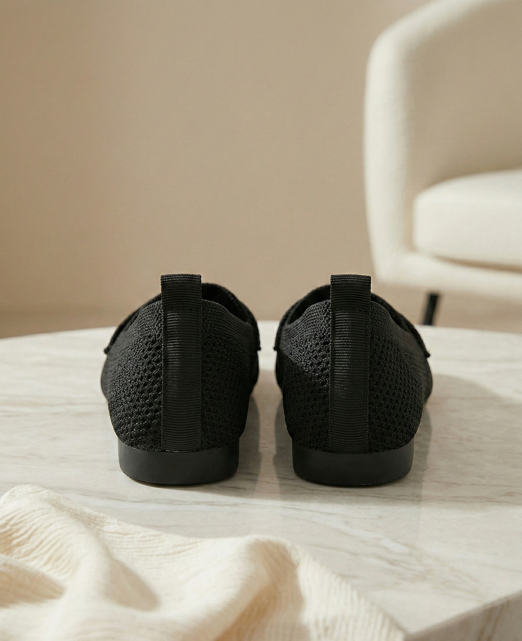 Chaussures Mocassins Noirs Souples avec Bijou Cadenas Doré