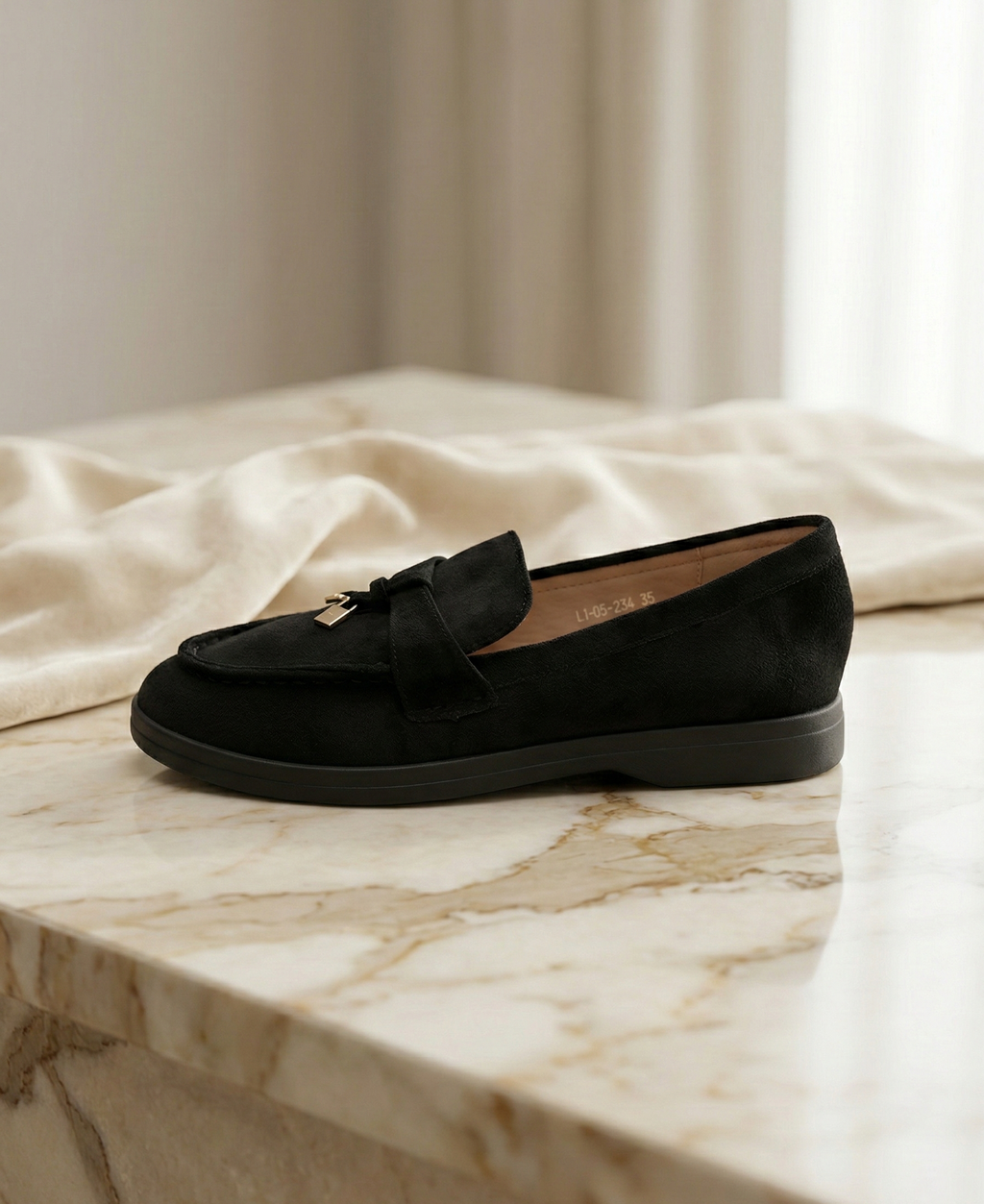 Mocassin Femme Suédine Noire - Modèle Obsidian avec Mors Cadenas Doré