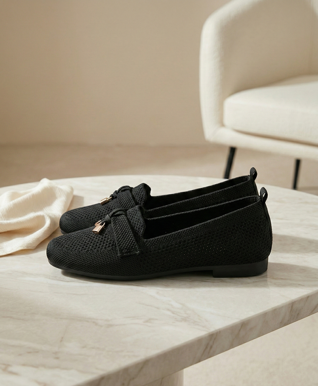 Chaussures Mocassins Noirs Souples avec Bijou Cadenas Doré