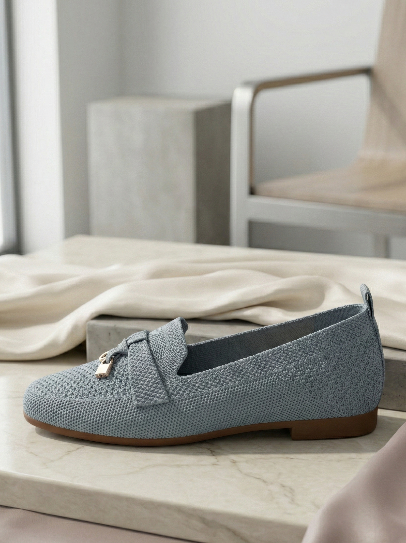 Mocassin Femme Maille Bleu Orage - Modèle Azure avec Mors Doré Cadenas.