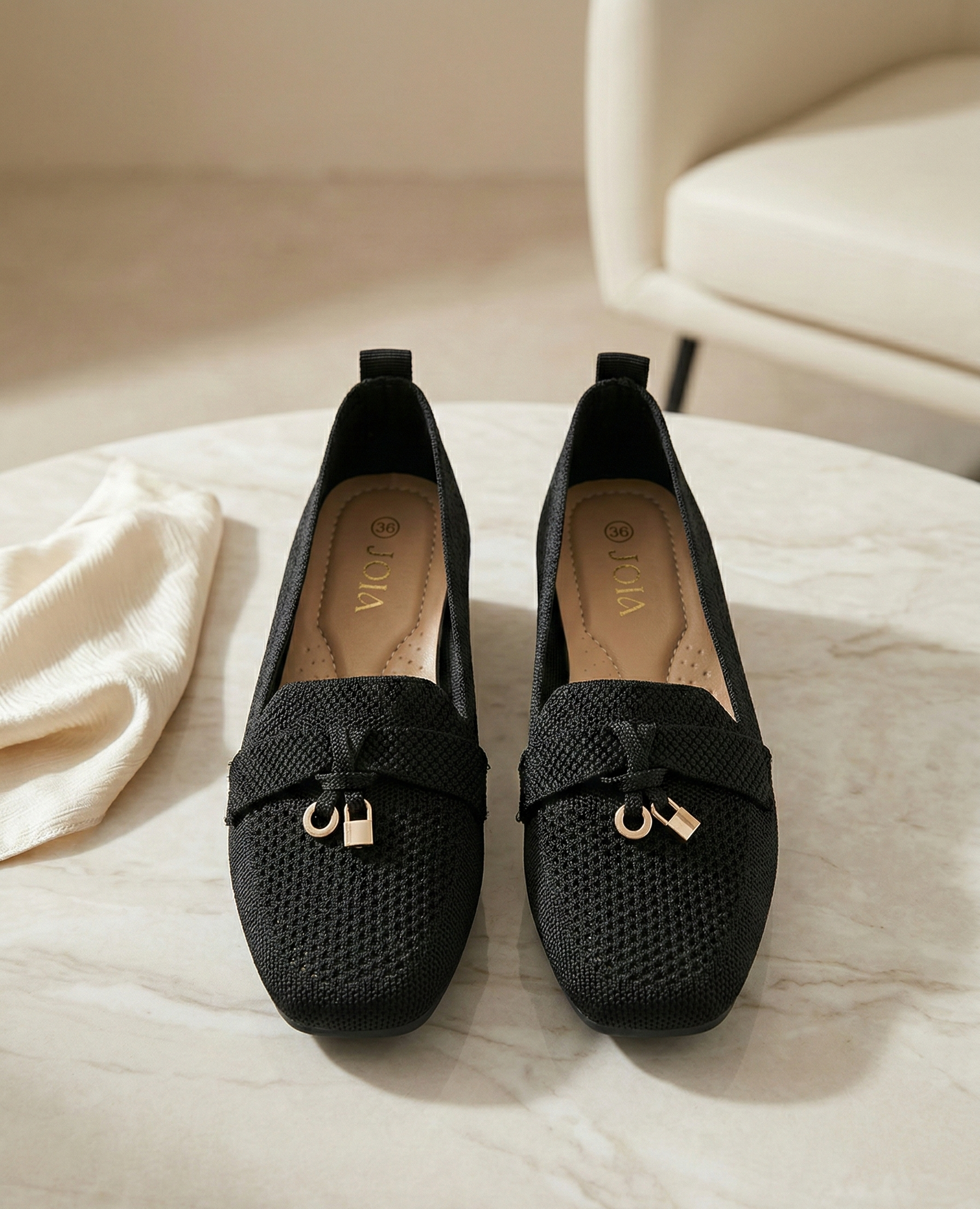 Chaussures Mocassins Noirs Souples avec Bijou Cadenas Doré